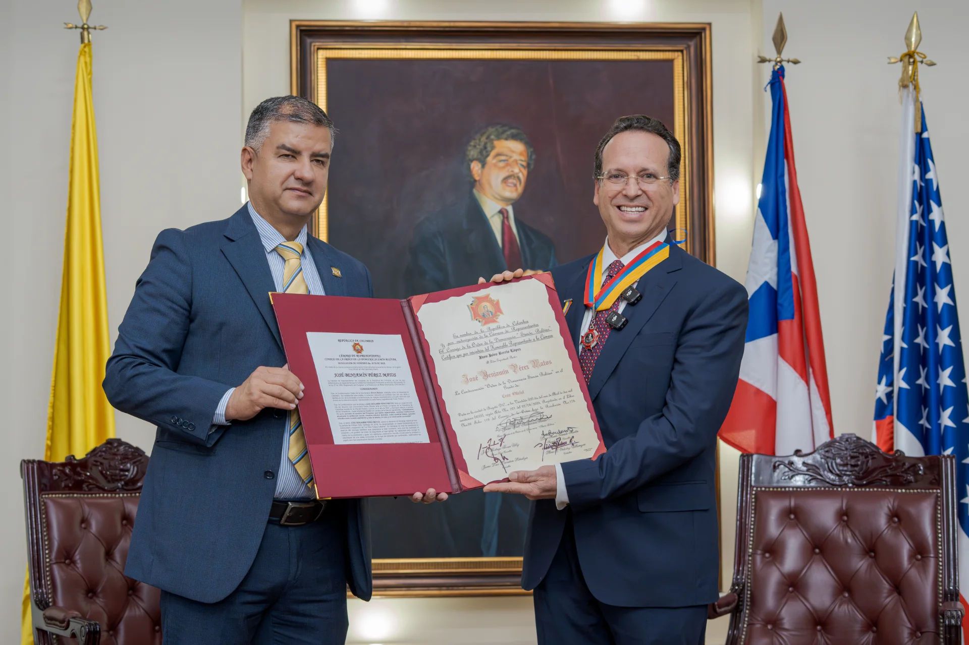 Condecoración al Dr. José Benjamín Pérez Matos en el Congreso de Colombia